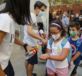 Entrada a l'escola amb mesures Covid-19, any clau per aplicar l'educació per a la Justícia global. / CRISTINA CALDERER, Diari Ara.