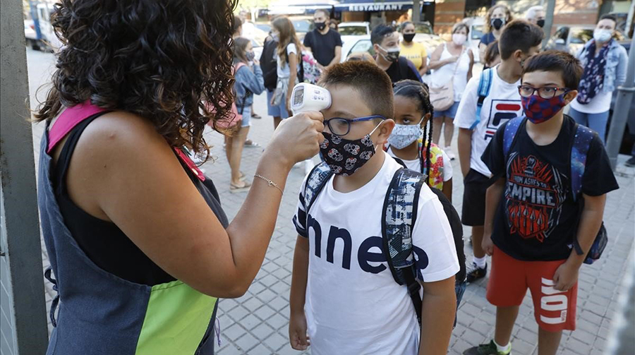 Entrada d'escola a Barcelona, any clau per aplicar l'educació per a la Justícia global. Foto: Ferran Nadeu, El Periódico.